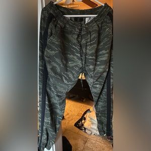 XL No Boundaries joggers